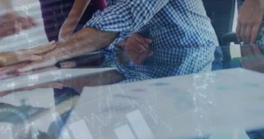 Çeşitli iş adamlarının takım çalışması üzerine veri işleme animasyonu. Küresel iş ve dijital arayüz kavramı dijital olarak oluşturulmuş video.