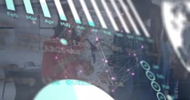 Çeşitli iş adamlarının konuşmaları üzerine veri işleme animasyonu. küresel iş ve dijital arayüz kavramı dijital olarak oluşturulmuş video.