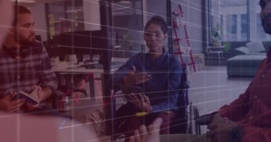 İstatistiksel veri işleme. Afrikalı Amerikalı bir kadın ofis arkadaşlarıyla tartışıyor. İş analizleri ve veri teknolojisi kavramı