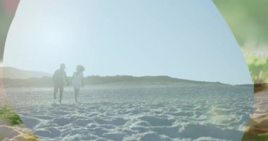 Sahilde koşan mutlu Afro-Amerikan çiftin üzerindeki çerçevenin animasyonu. Aşk, romantik ilişki ve tatil konsepti dijital olarak oluşturulmuş video.
