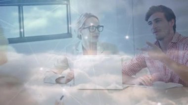 Ofisteki mutlu beyaz erkek ve kadın iş arkadaşlarıyla olan bağlantıların animasyonu. İş, küresel ağ, bağlantılar, işbirliği ve teknoloji konsepti dijital olarak oluşturulmuş video.