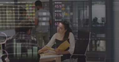 Ofiste tartışan çeşitli erkek ve kadın meslektaşlar hakkında istatistiksel veri işleme. İş analizleri ve veri teknolojisi kavramı