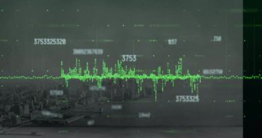 Şehir manzarası üzerinde finansal veri işleme animasyonu. küresel iş, finans, veri işleme ve dijital arayüz kavramı dijital olarak oluşturulmuş video.