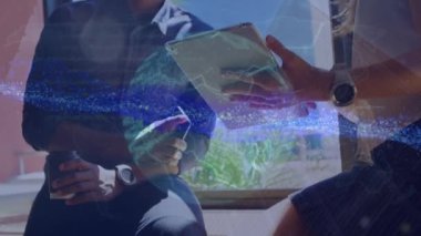 Tablet kullanan beyaz iş adamlarının veri işleme ve küresinin animasyonu. Küresel iş ve dijital arayüz kavramı dijital olarak oluşturulmuş video.