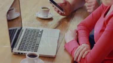 Laptop ve akıllı telefon kullanan beyaz kadın ve erkeğin ellerindeki bağlantıların animasyonu. Ağ, bağlantılar, iletişim ve dijital olarak oluşturulmuş video teknolojisi konseptiyle çalışma.