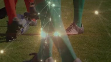 Çeşitli erkek futbol oyuncularının oynadığı veri işleme animasyonları. Küresel spor ve dijital arayüz kavramı dijital olarak oluşturulmuş video.