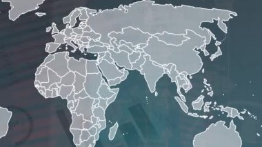 Beyaz zemin üzerinde veri işleme ve dünya haritası animasyonu. Küresel iş ve dijital arayüz kavramı dijital olarak oluşturulmuş video.