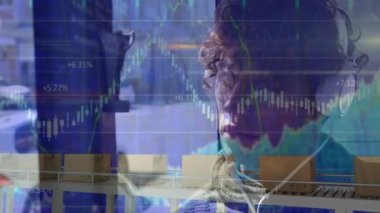 Otobüste oturan kulaklık takan beyaz bir adam hakkında mali veri işleme. Küresel finans ve teknoloji kavramı