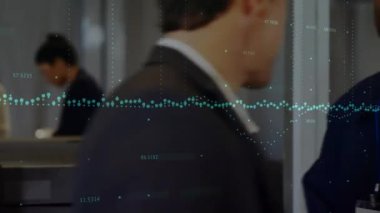 Havaalanında güvenlik kontrolü yaptıran iş adamlarına karşı mali veri işleme. Küresel finans ve iş teknolojisi kavramı