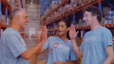 Bilgisayar kullanan çeşitli öğrenci grupları üzerinde veri işleme animasyonu. Küresel gönderim ve bağlantılar konsepti dijital olarak oluşturuldu.