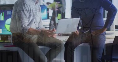 Ofisteki çeşitli iş adamlarının yüz maskesi takıp finansal grafiklerinin animasyonu. İş ve teknoloji ile çalışma covid 19 salgın konsepti dijital olarak oluşturulmuş video.