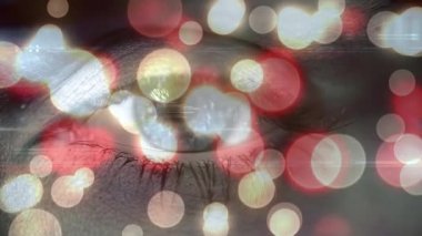 Pembe parıldayan ışık noktaları, veri işleme ve dönen küre kadın gözünün üzerinde. Biyometrik tarama ve teknoloji konsepti