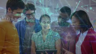 Ofisteki mutlu kadın ve erkek iş arkadaşlarıyla ilişkilerin animasyonu. İş, ağ, bağlantılar, işbirliği ve teknoloji konsepti dijital olarak oluşturulmuş video.