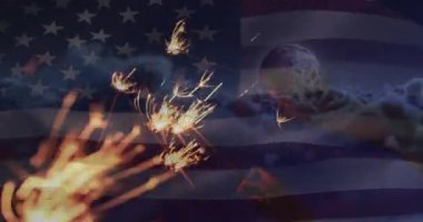 Havai fişeklerin üzerinde bulutlar olan ABD ve gökyüzünün animasyonu. Vatanseverlik ve kutlama konsepti dijital olarak oluşturulmuş video.