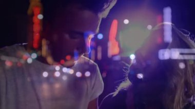 Beyaz kadın ve erkek şarkıcılar üzerindeki bulanık yol trafiğinin animasyonu. müzik, konser, parti ve gece hayatı konsepti dijital olarak oluşturulmuş video.