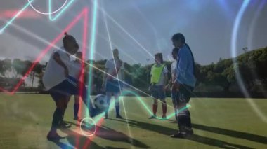 Maç oynayan kadın ve erkek futbolcuların veri işleme animasyonları. Spor, rekabet, dayanıklılık ve teknoloji konsepti dijital olarak oluşturulmuş video,