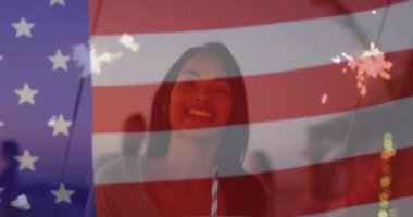 Amerikan bayrağının animasyonu ve köpekleri melez kadınlara tercih etmek. Vatanseverlik ve kutlama konsepti dijital olarak oluşturulmuş video.