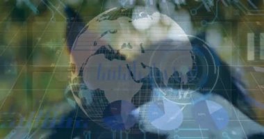 At üzerinde veri işleme ve küre animasyonu. Küresel teknoloji, bilgisayar ve dijital arayüz kavramı dijital olarak oluşturulmuş video.