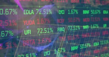 Güneş panelleri üzerinden finansal verilerin ve grafiklerin animasyonu. Çevreci enerji, eko güç, finans ve ekonomi kavramı dijital olarak oluşturulmuş video.