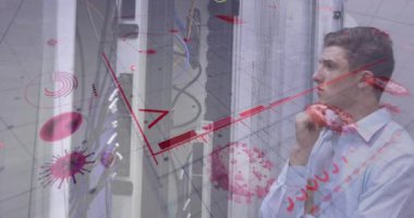 Beyaz erkek çalışanın sunucu odasında veri işleme animasyonu. Küresel teknoloji ve dijital arayüz konsepti dijital olarak oluşturulmuş video.
