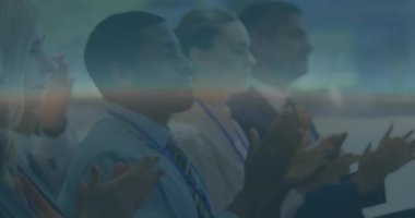 Çeşitli iş adamlarının el çırpması üzerine dijital ekranda çeşitli verilerin animasyonu. İş, işbirliği, iletişim ve teknoloji konsepti dijital olarak oluşturulmuş video.