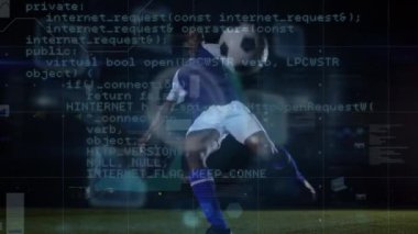 Afro-Amerikan erkek futbolcu üzerinden veri işleme animasyonu. Küresel spor ve dijital arayüz kavramı dijital olarak oluşturulmuş video.