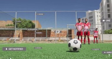 Sosyal medya konsepti erkek futbolcuların spor sahasında kafayı yemesine karşı. Sosyal medya ağ teknolojisi ve spor kavramı