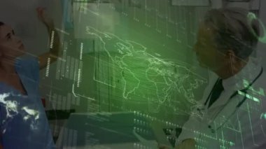 Beyaz erkek doktorların dijital arayüzlerinin animasyonu. Küresel tıp, teknoloji, veri işleme ve dijital arayüz kavramı dijital olarak oluşturulmuş video.