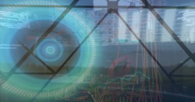 Elektrik direklerinin üzerindeki dijital ekranlarda veri işleme animasyonu. Enerji, elektrik, veri işleme, güvenlik ve teknoloji konsepti dijital olarak oluşturulmuş video.