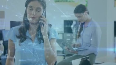 Çeşitli iş adamları grubu üzerinden bağlantı ağının animasyonu. Dijital olarak oluşturulmuş küresel bağlantılar, veri işleme ve dijital arayüz kavramı.