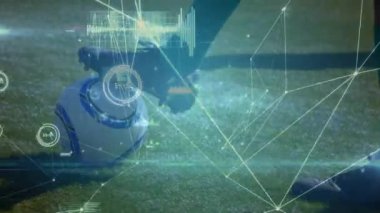 Çeşitli erkek futbol oyuncularının oynadığı veri işleme animasyonları. Küresel spor ve dijital arayüz kavramı dijital olarak oluşturulmuş video.