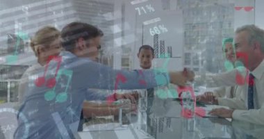 Toplantıda çeşitli iş adamlarının veri işleme animasyonları. küresel iş ve dijital arayüz kavramı dijital olarak oluşturulmuş video.