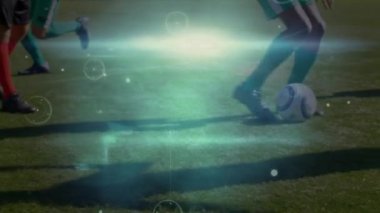 Çeşitli erkek futbol oyuncularının oynadığı veri işleme animasyonları. Küresel spor ve dijital arayüz kavramı dijital olarak oluşturulmuş video.