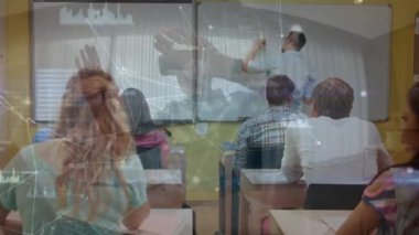 Kafkas erkek öğretmen ve çeşitli öğrenci sınıfları arasındaki bağlantıların animasyonu. Okul, öğrenim, eğitim, bağlantılar ve teknoloji konsepti dijital olarak oluşturulmuş video.