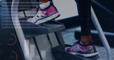 Afrika kökenli Amerikalı bir kadının ayak üstü egzersiz yaparken çekilmiş grafiklerin animasyonu. Sportif, aktif yaşam tarzı, dijital olarak oluşturulan formda kalma konsepti.