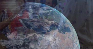 Ofisteki çeşitli iş adamları üzerinde dönen dünyanın animasyonu. Küresel ağ, veri işleme, finans ve teknoloji kavramı dijital olarak oluşturulmuş video.