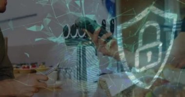 Akıllı telefondan ödeme yapan farklı kişiler üzerinde asma kilit ikonu ve bağlantı ağının animasyonu. Küresel teknoloji, finans ve dijital arayüz kavramı dijital olarak oluşturulmuş video.