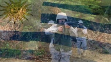 Uruguay bayrağının farklı silahlı erkek askerlerin üzerinde canlandırılması. Ulusal bayraklar ve vatanseverlik kavramı dijital olarak oluşturuldu.