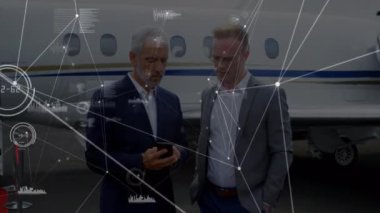 Kafkas iş adamlarının akıllı telefon kullanarak veri işleme animasyonları. Küresel iş ve dijital arayüz kavramı dijital olarak oluşturulmuş video.