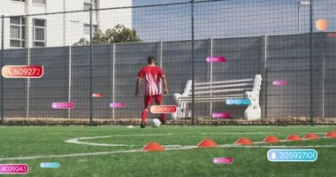 Medya simgelerinin animasyonu, topla oynayan çift ırklı erkek futbolcuya göre. Küresel spor ve dijital arayüz kavramı dijital olarak oluşturulmuş video.