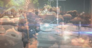 Afro-Amerikan iş adamının yürümesi üzerine veri işleme animasyonu. küresel iş ve dijital arayüz kavramı dijital olarak oluşturulmuş video.