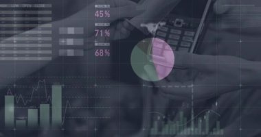 Ödeme yapmak için kredi kartı kullanan birinin elinin kapatılması ile ilgili istatistiksel veri işleme. Dijital ödeme teknolojisi kavramı