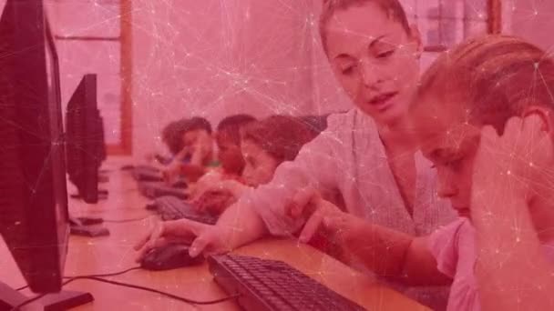 Kapcsolatok Hálózata Kaukázusi Tanárnő Felett Aki Számítógépet Tanít Kaukázusi Lánynak — Stock videók