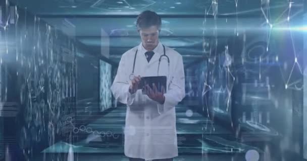Tablet Kullanan Beyaz Erkek Doktor Üzerindeki Dijital Ekranlardaki Çeşitli Verilerin — Stok video