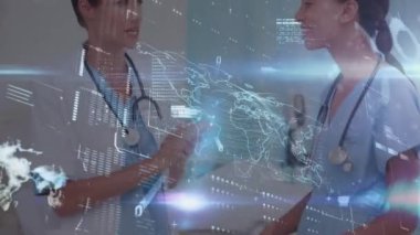 Veri işleme animasyonu ve dünya haritası mutlu kadın doktorların konuşmaları üzerine. Sağlık, tıp, veri işleme ve teknoloji konsepti dijital olarak oluşturulmuş video.