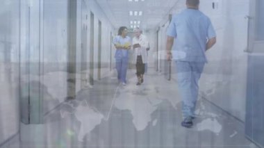 Hastane koridorunda yürüyen çeşitli doktorların dünya haritası. Sağlık, tıp ve teknoloji konsepti dijital olarak üretilen video.