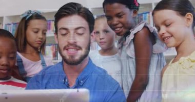 Tablet kullanan çeşitli öğrenciler ve öğretmenler üzerinde veri işleme animasyonu. Küresel eğitim, bilgisayar ve dijital arayüz kavramı dijital olarak oluşturulmuş video.