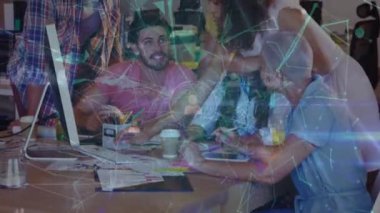 Çeşitli iş adamlarının konuşmaları üzerine veri işleme animasyonu. küresel iş ve dijital arayüz kavramı dijital olarak oluşturulmuş video.