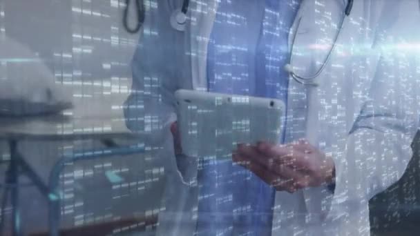 Animación Del Procesamiento Datos Través Feliz Doctora Caucásica Usando Tableta — Vídeo de stock