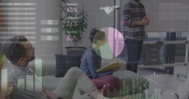 Çeşitli iş adamları üzerinde finansal veri işleme animasyonu. Küresel iş, bilgisayar ve dijital arayüz kavramı dijital olarak oluşturulmuş video.